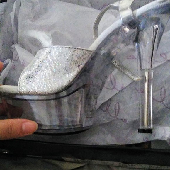 Platforms - Picture 1 of 3